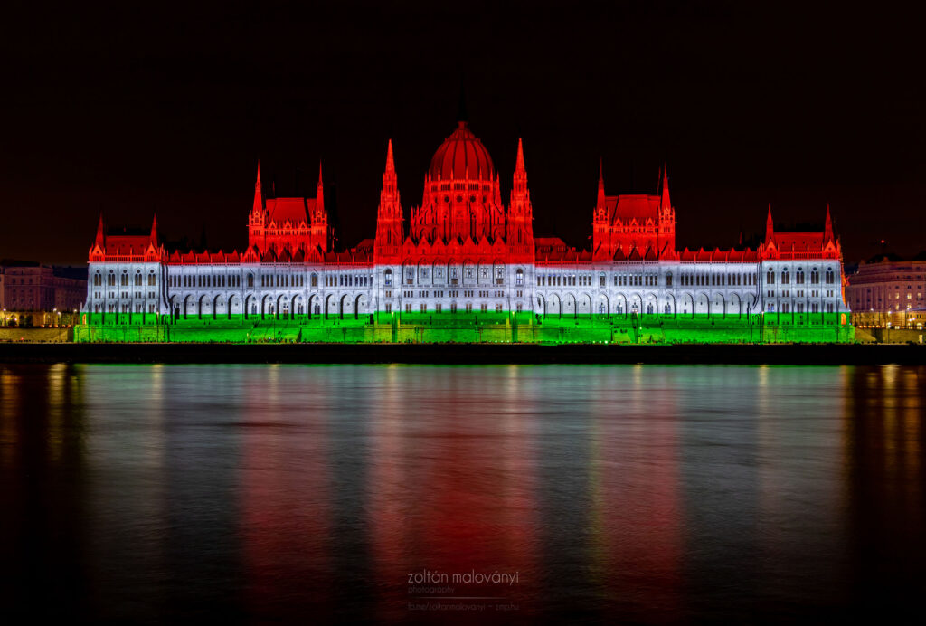 A Parlament nemzeti színekben Zoltán Maloványi photography